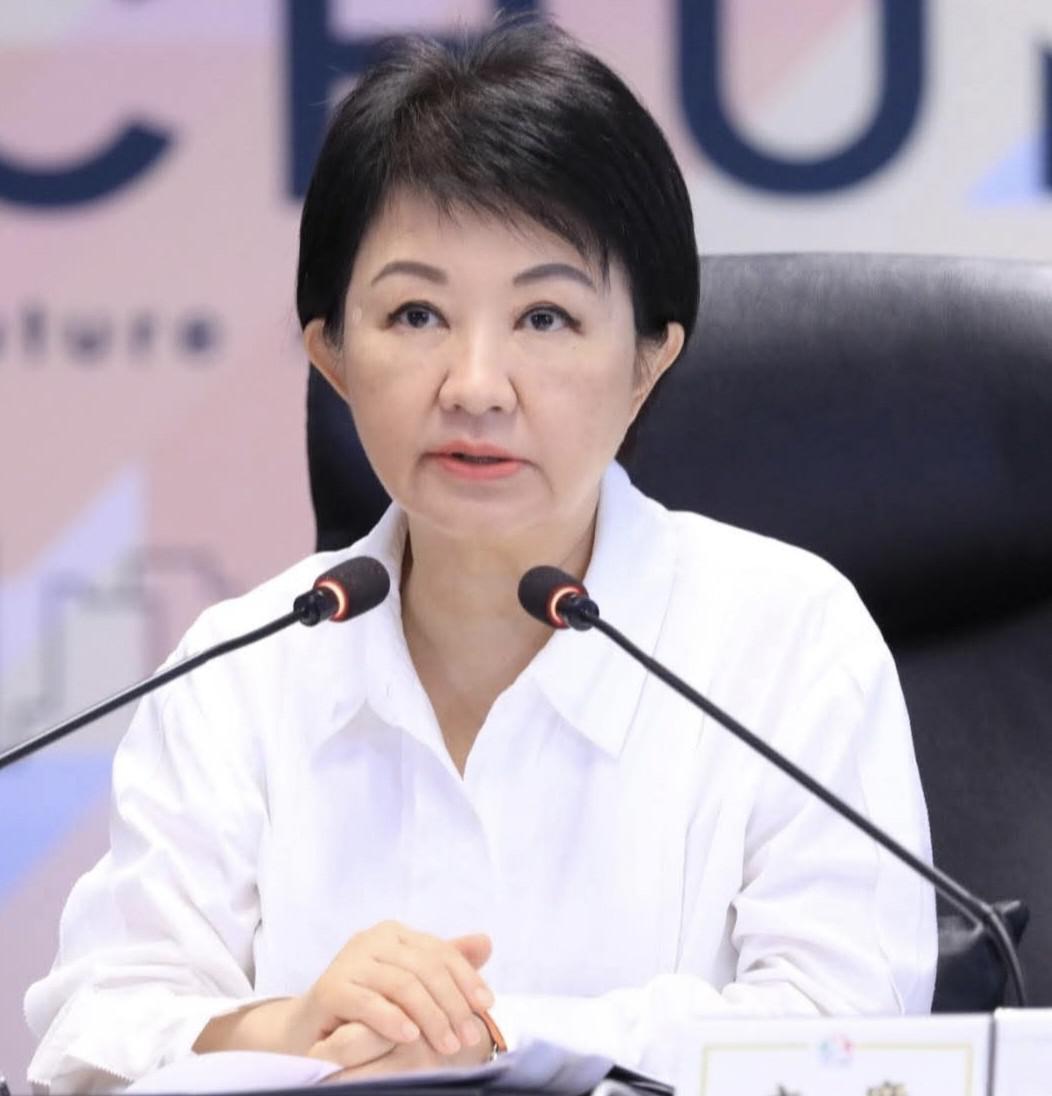 一句“空气在进步”惹众怒！4月28日，台中市长卢秀燕在市政会议上公开表态，直