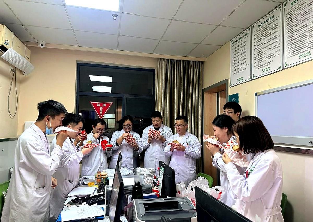 一帮医生在癌症病房吃汉堡。堂堂一个主任，今天带大家吃两顿汉堡，都是凉的。15