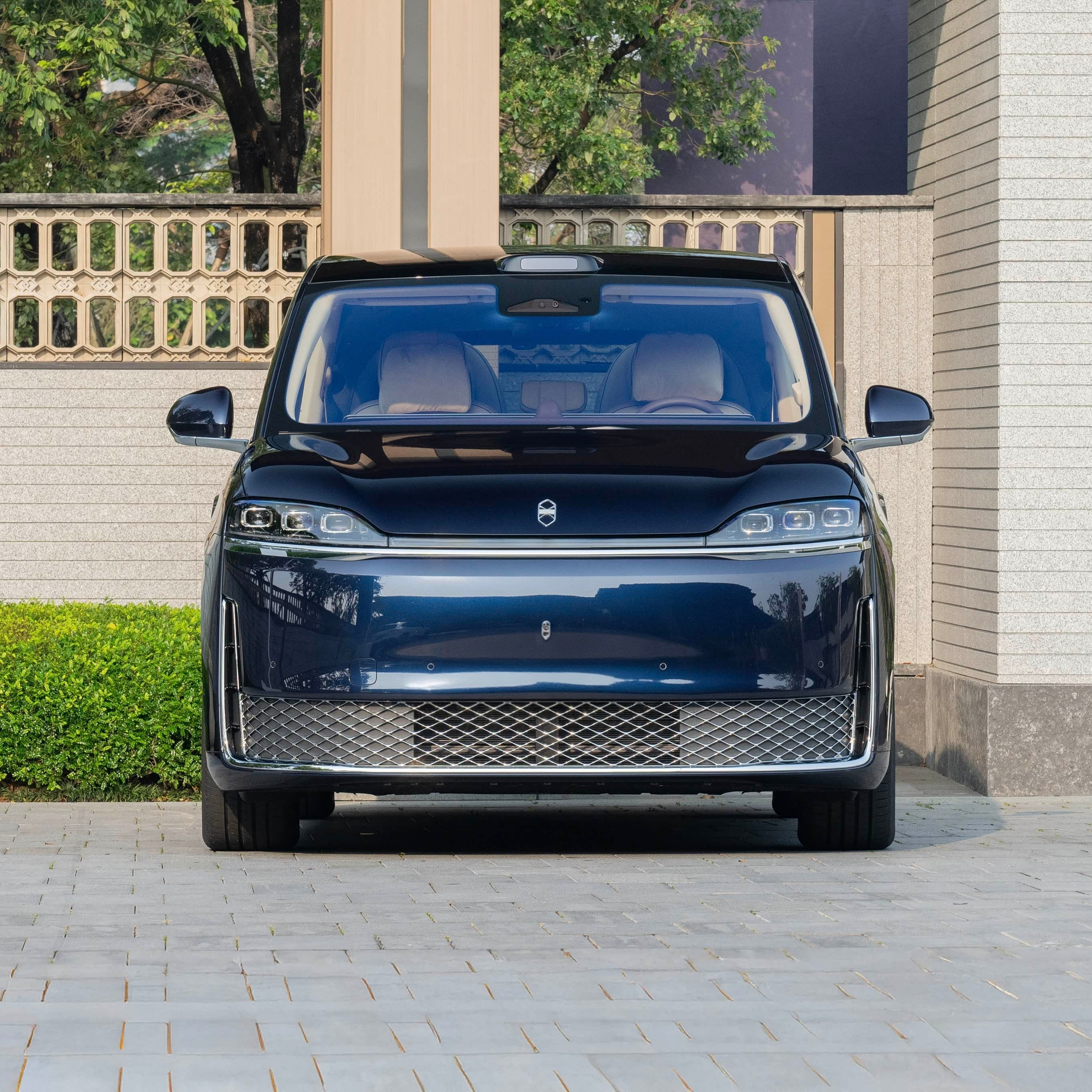 即将上市的两款高端豪华MPV，新款极氪009和智界V9定位无比接近，但两台车前脸