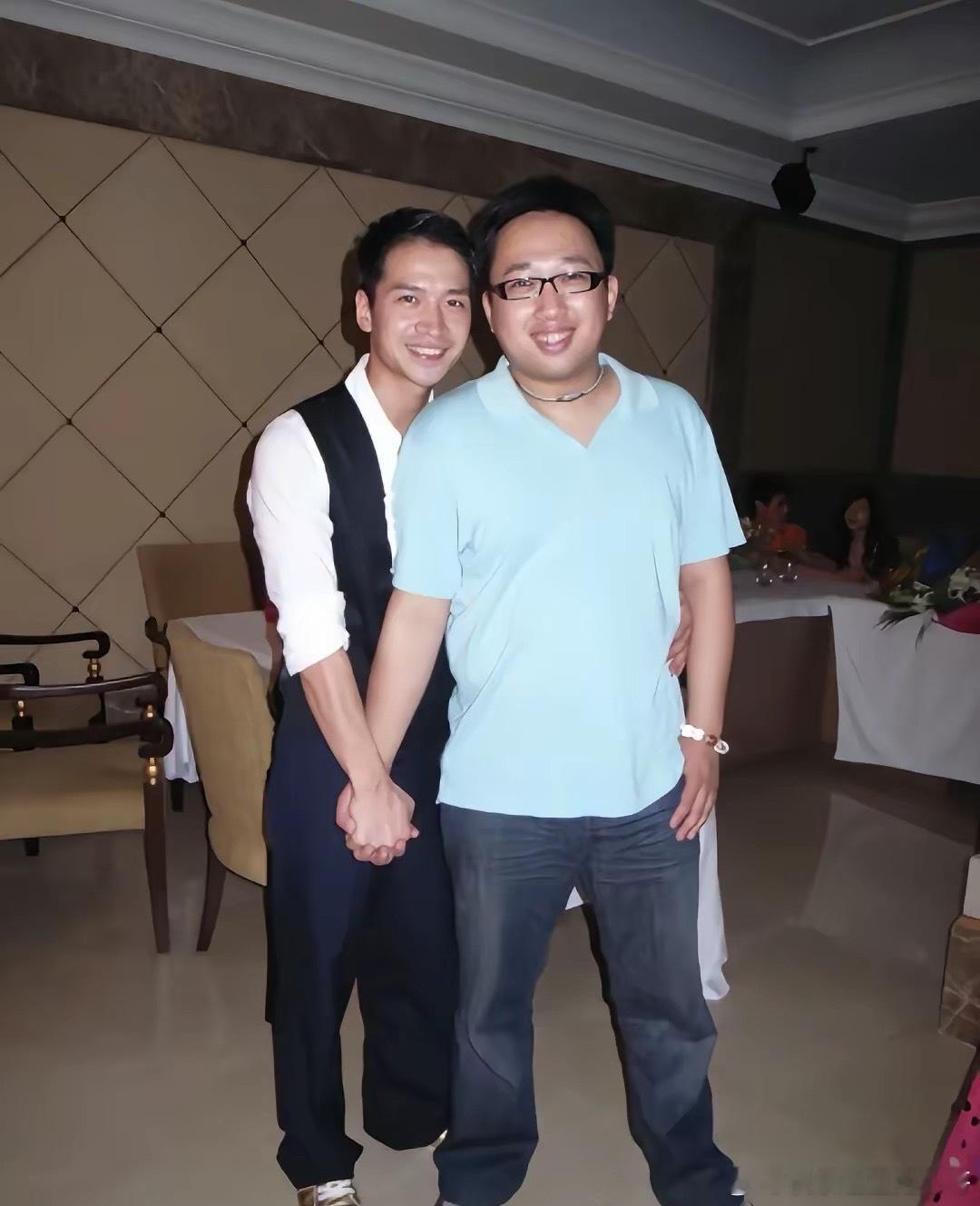 这就是死丫头于正说的饭都没吃过几次，连朋友都不算，真是嘴硬！​​​