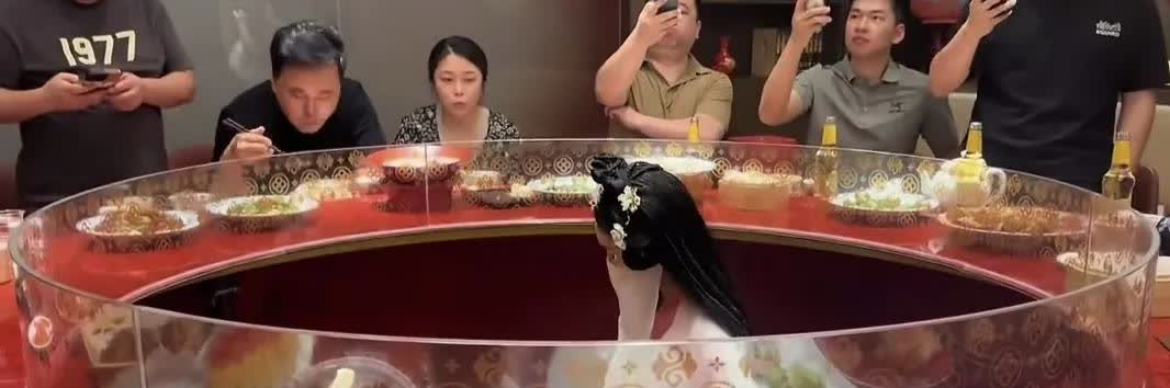 “古筝女”服务值得商榷！看看这个视频，内容是南昌大饭店的一个大包间内，“