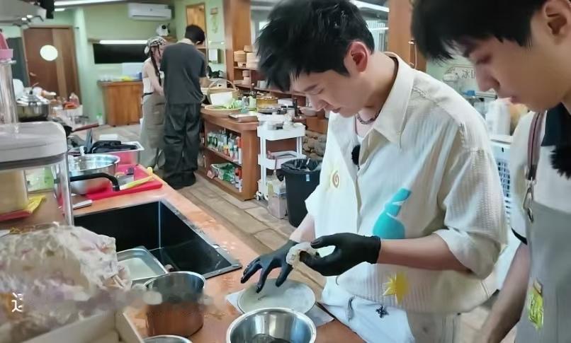 王俊凯让黄晓明帮忙挑虾线，黄晓明没一会儿就挑好虾线了。王俊凯：“这虾线是不是不