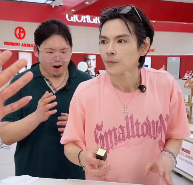 怪不得向太“不喜欢”向佑。6月23号晚，兄弟两人首次同框直播带货，小动作以及穿