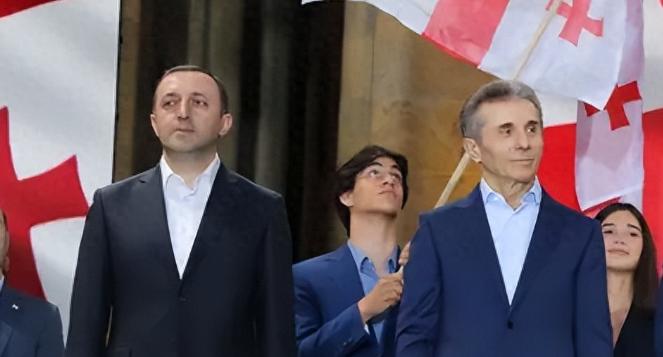 最近格鲁吉亚政坛彻底炸了锅，43岁的前总理伊拉克利・加里巴什维利，直接被警方按头