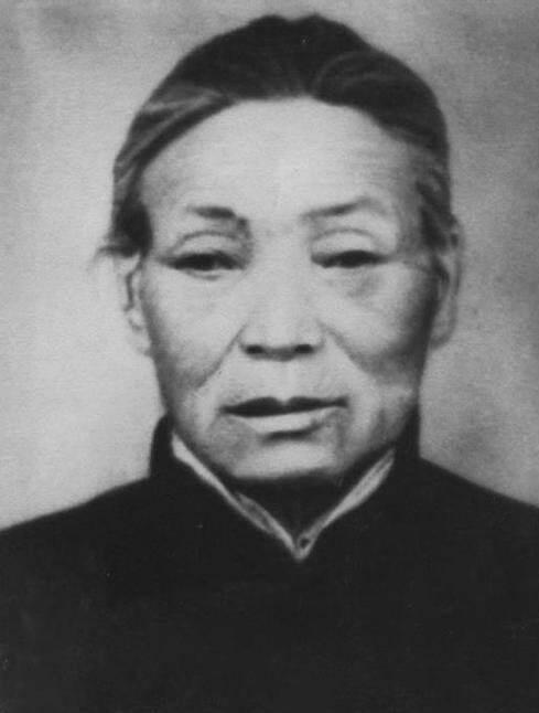 1938年，日军包围大常村，情急之下，常大娘把肖华司令员藏在枣堆里，谁知日军尝了