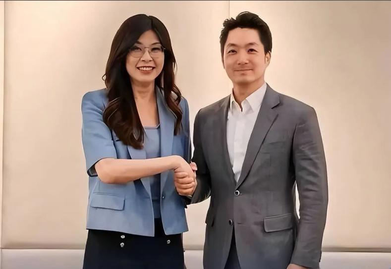 国民党路线之争，现在已经完全公开了！ 很多人之前一直以为蒋万安和郑丽文都是坐