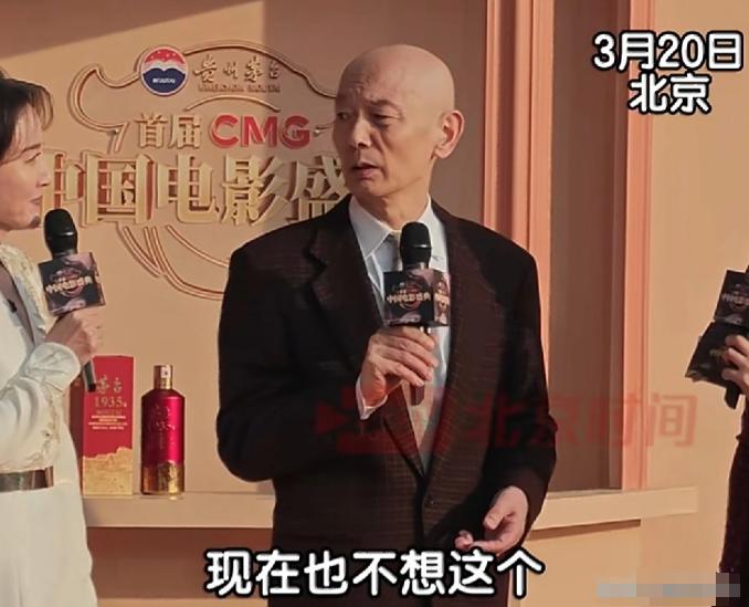 葛优，冲上热搜！3月20日晚上，许久没有消息的葛优，连夜冲上了热搜，谁能想