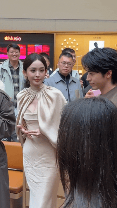 娜扎给人一种人很美但不高冷的感觉，很亲切！