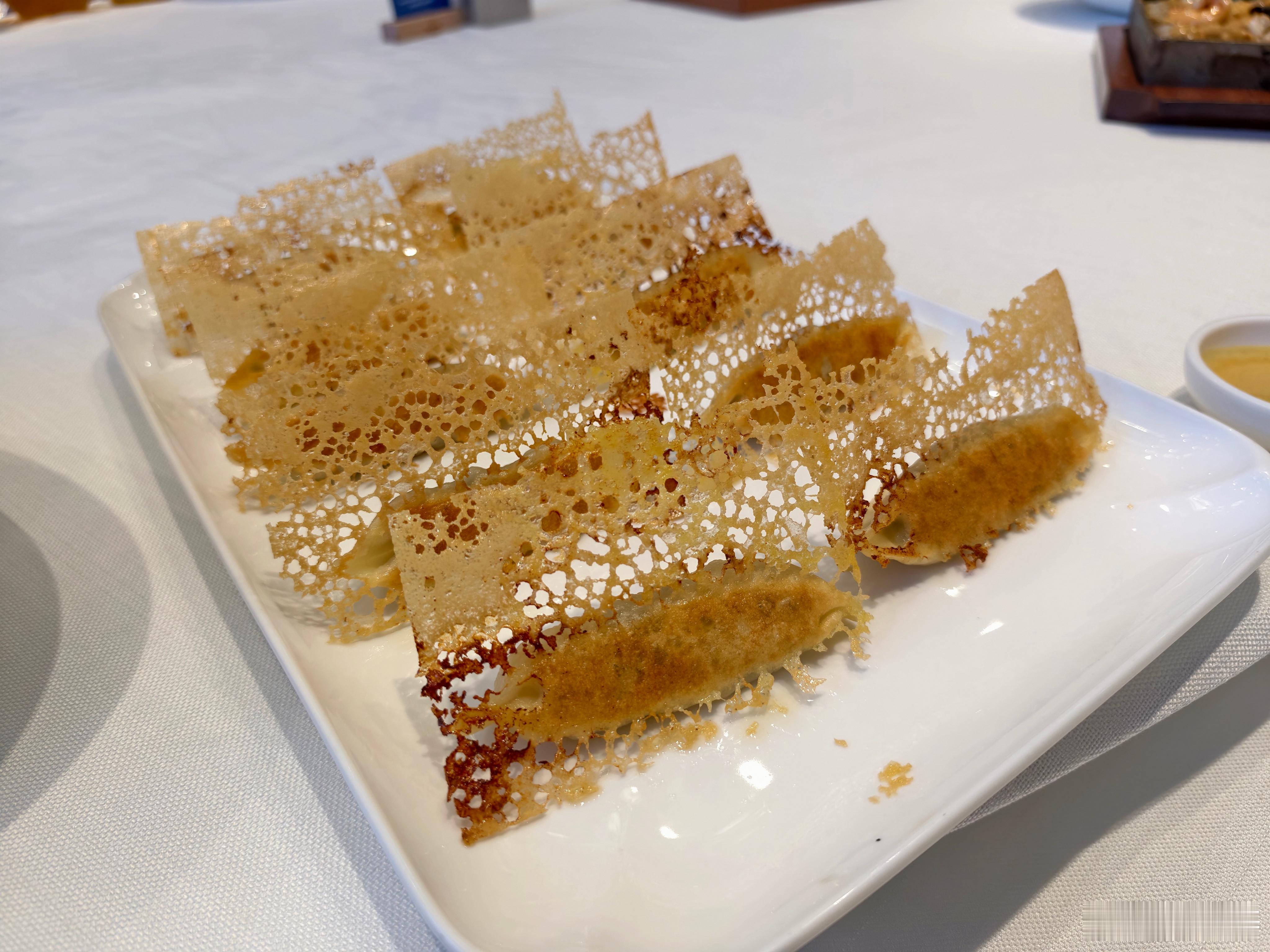 晚上又尝到新菜：海胆锅贴，升级版海肠捞饭，虾酱配绿化带是真的好吃啊，很特别的味道