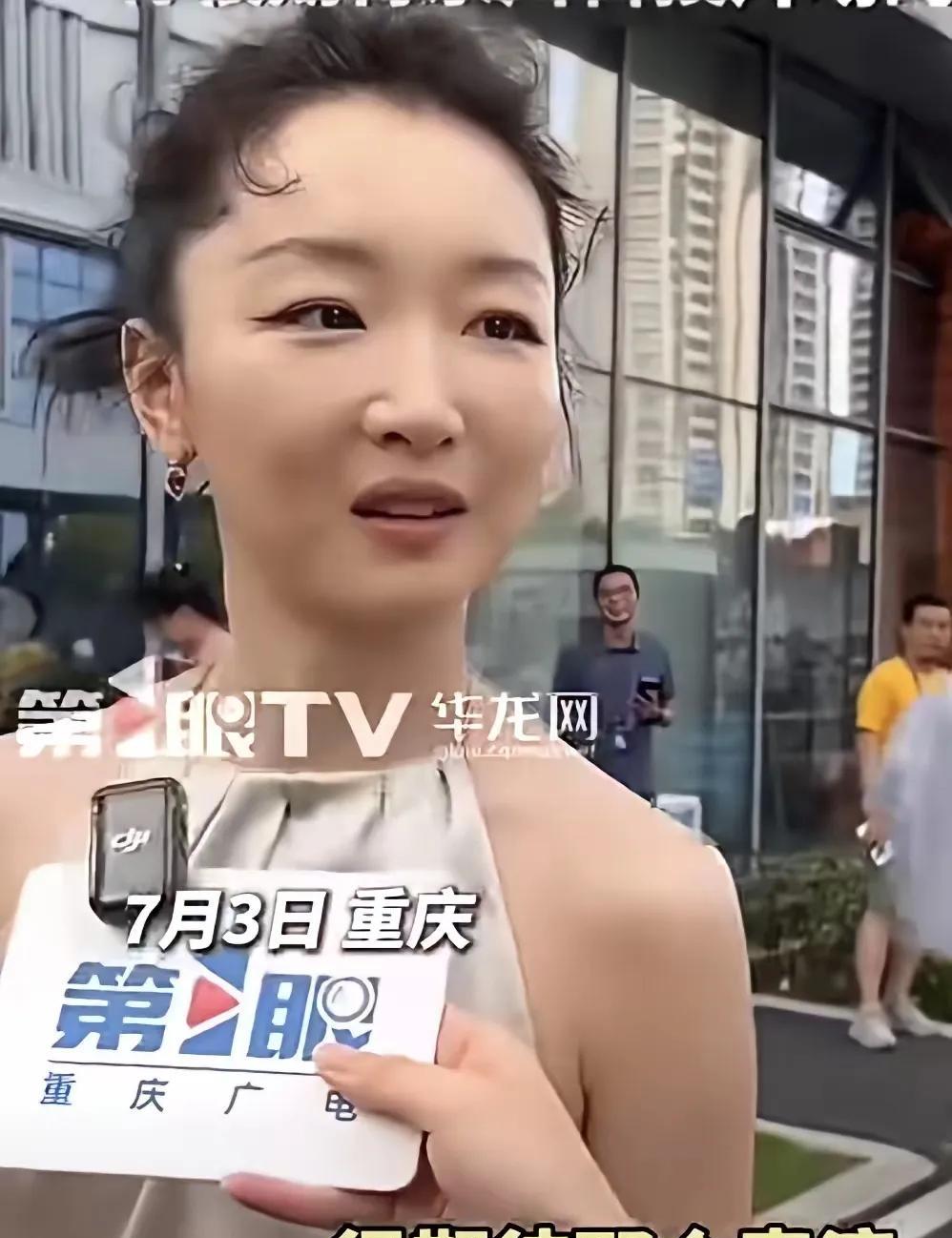 我的天哪！估计是医美还没恢复，就出来接活了。7月3日，周冬雨出席重庆电影节，网