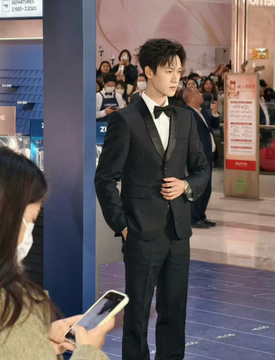 在线下活动中，一下对李昀锐182的身高有了实感，他状态超棒，完美身高比例，妥妥男