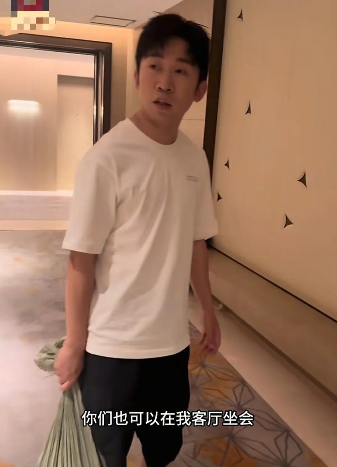 最近最惨的明星出现了那就是杨迪，不是因为被质疑脸do了，而是因为他邀请粉丝到家