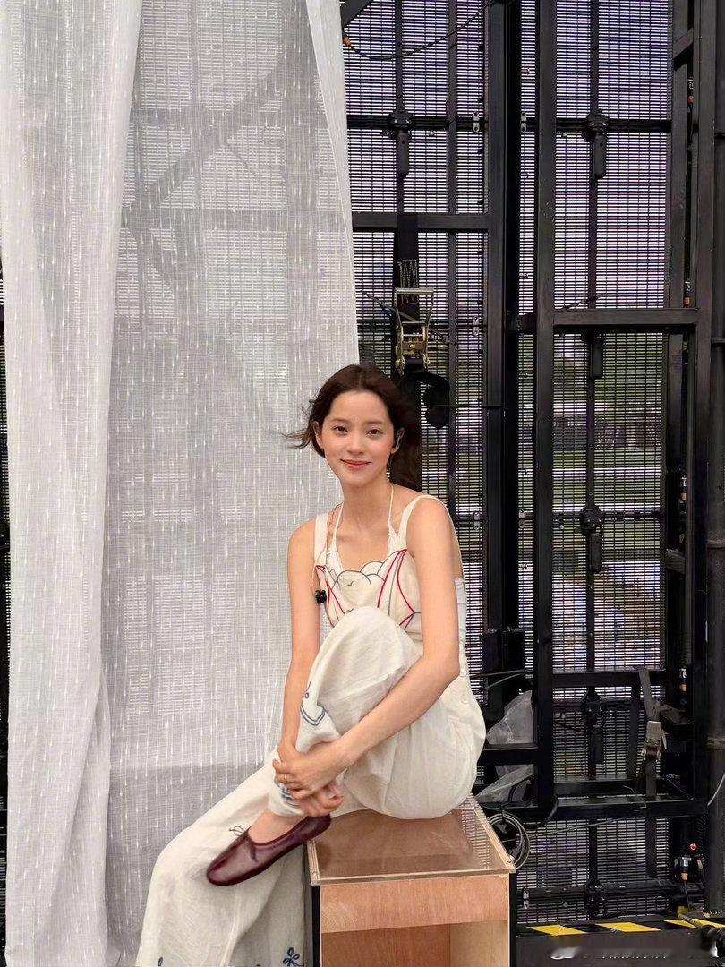 欧阳娜娜说爱你们欧阳娜娜爱你们演唱会全程数次告白，欧阳娜娜反复对台下说爱你们，不