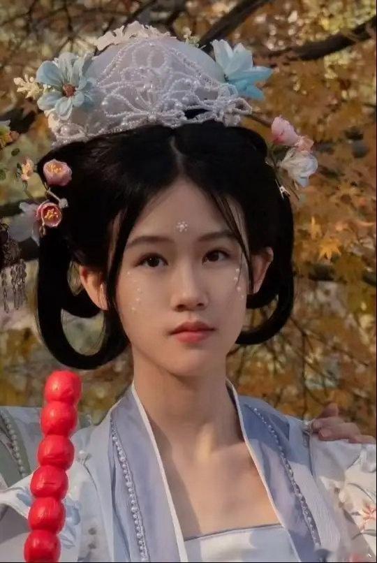 14岁小叶子穿古装像翻版鲍蕾，贝儿瘦到脸比妹妹小一圈个头超妈妈，陆毅这基因俩闺女咋分都不亏​