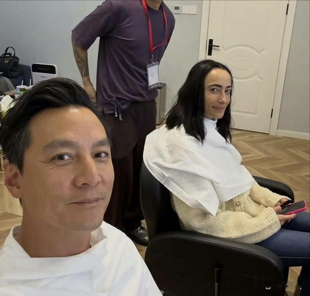 难得吴彦祖晒与爱妻Lisa合影照片，但不得不说Lisa的花期真短，比阿祖看起来都