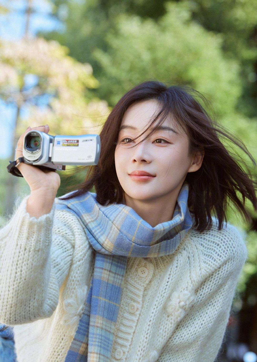 袁姗姗晒了一组专属秋天氛围感的美照,穿搭真的是美呆了!宽松毛衣搭配蓝色格纹围