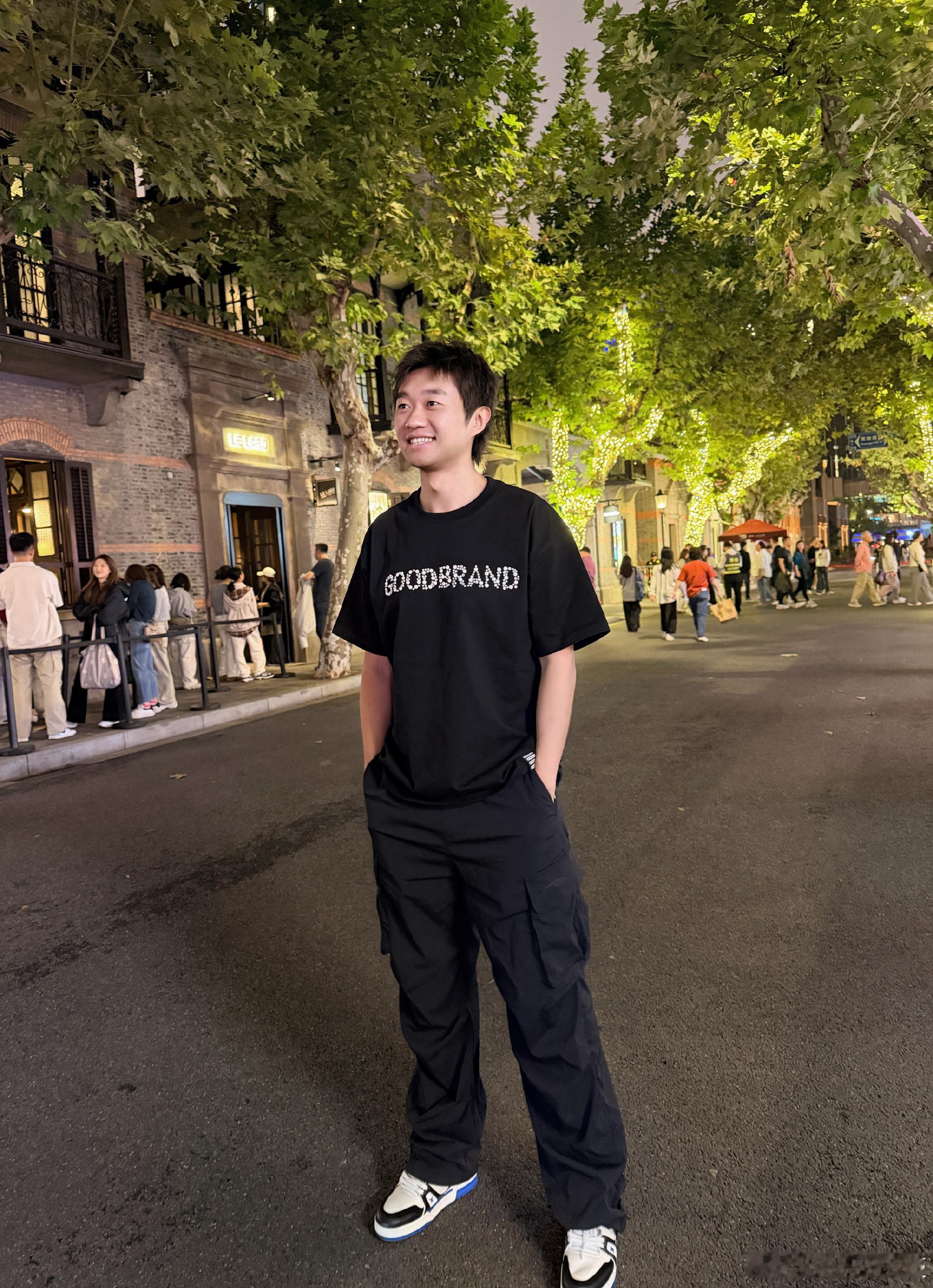 最近是不是做脸了太白了[笑着哭]​​​