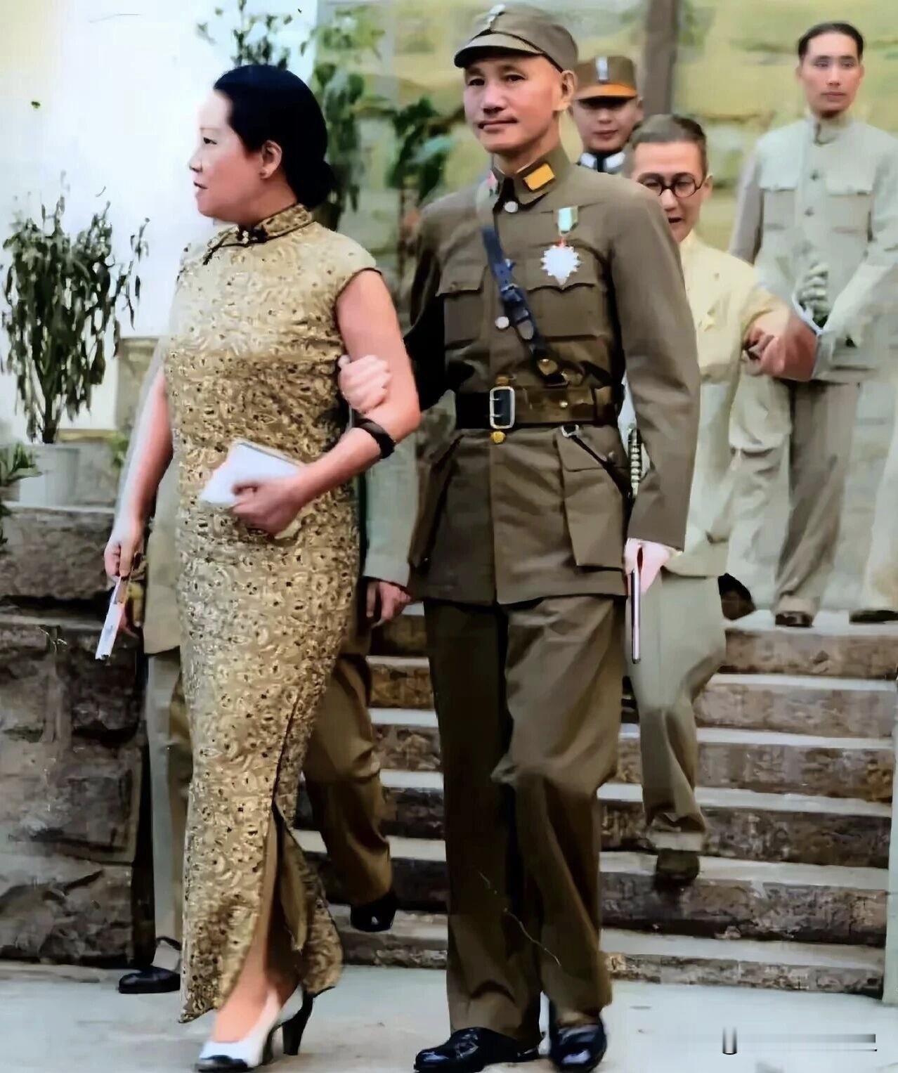 蒋介石和宋霭龄，妹夫和大姨子公开场合挽胳膊并行，这样合适么？这是1943年在重庆拍的一张照片，照片里