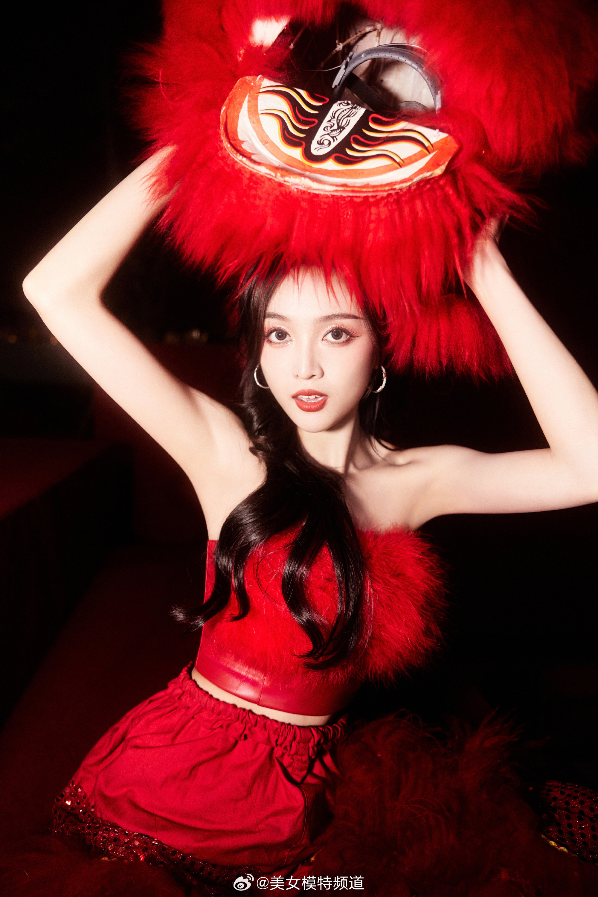 吴宣仪火红热烈甜美舞台造型写真