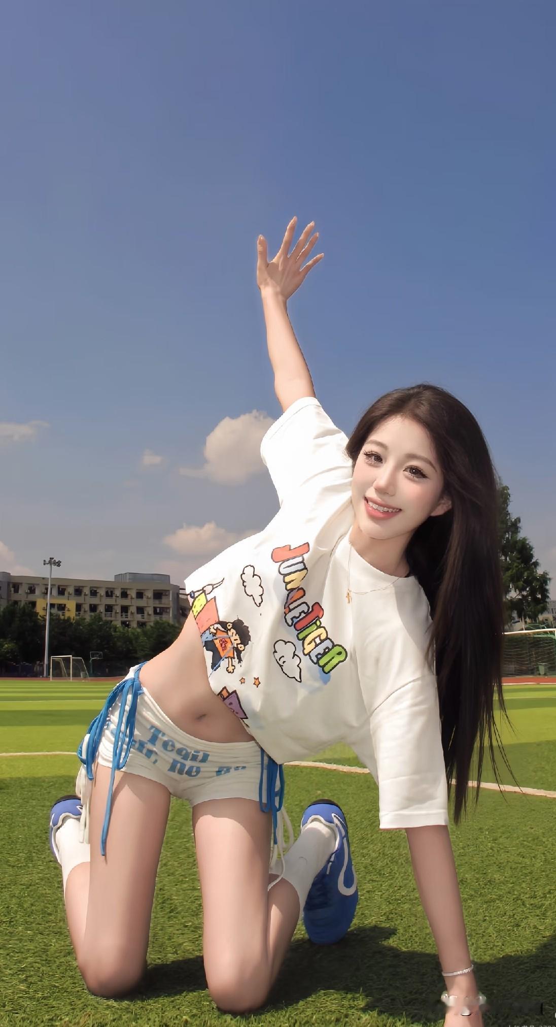 青春洋溢的校园时光，阳光下的少女笑靥如花。