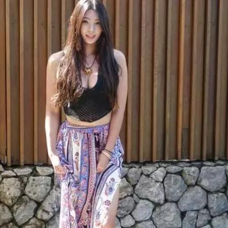 夏日穿搭指南：黑色背心+印花长裙，轻松自在