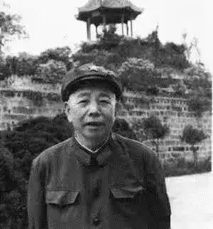 1955年1月，徐副部长私下将自己的名字写到了中将名单里，可没想到，刚写完不久，