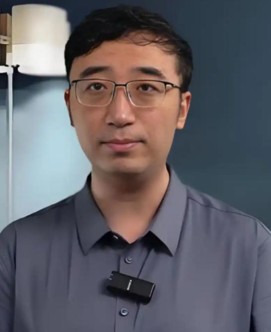 一个清华的研究生，找工作接二连三地碰壁，后来他一气之下，跑去应聘月薪4000元的