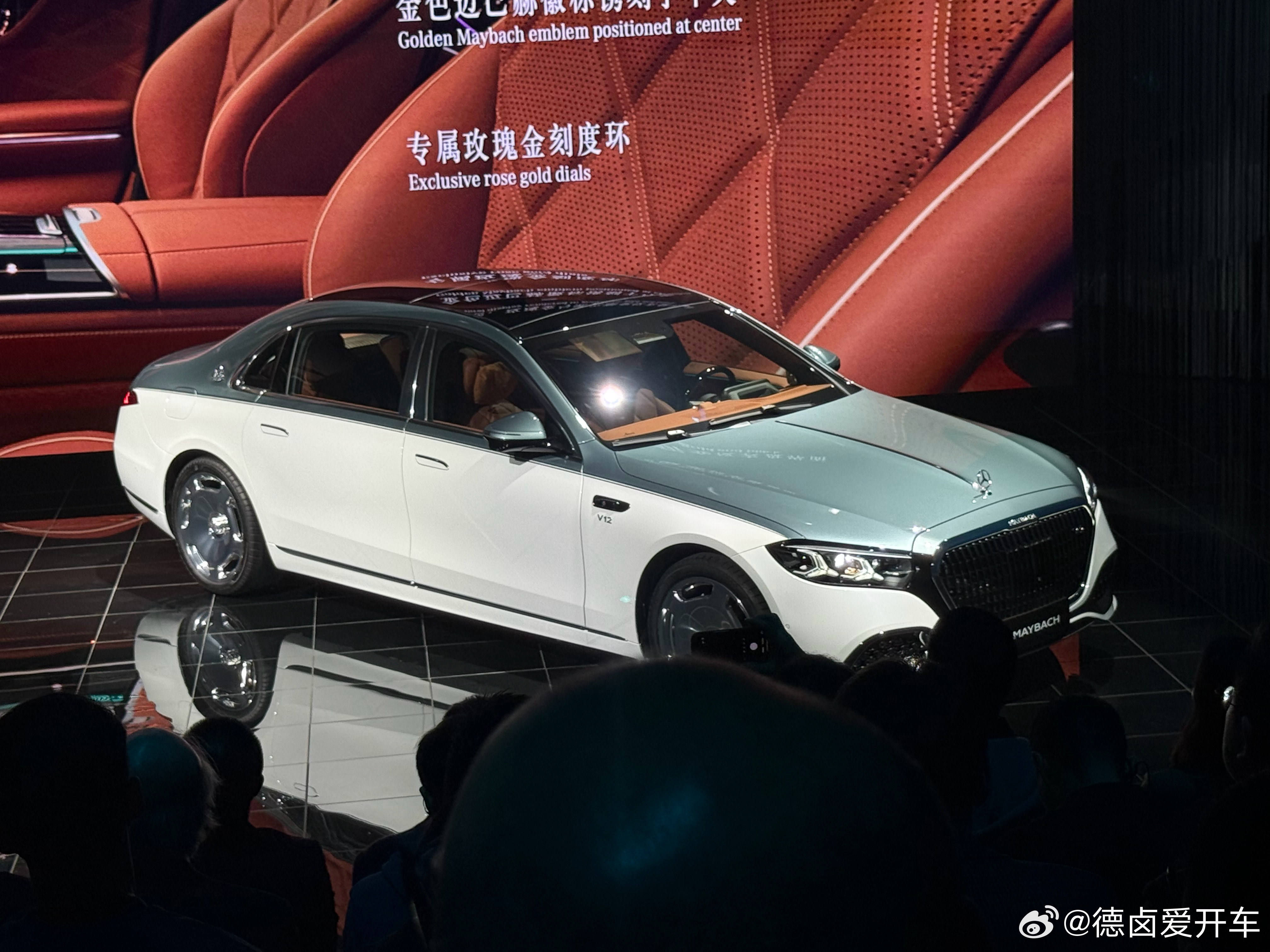奔驰迈巴赫全球首秀了。新车型有几个更新细节：1、这套V12发动机又强了，有一