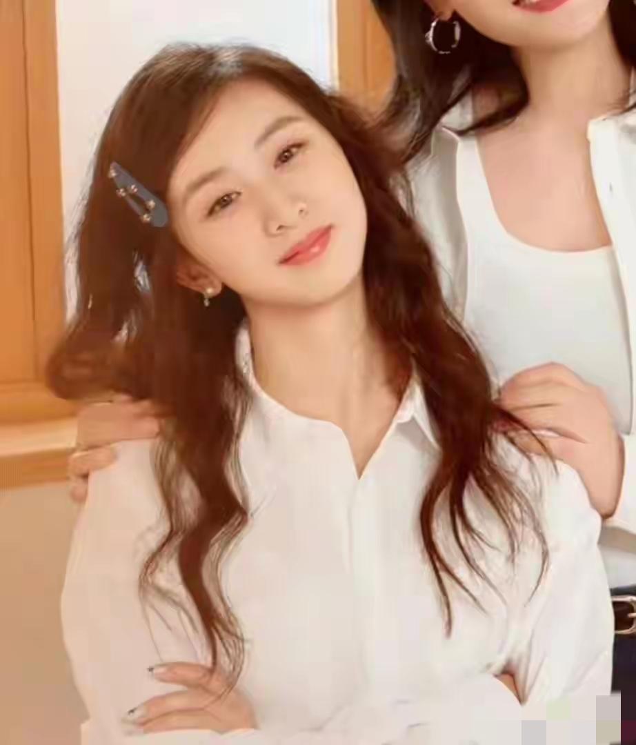 17岁森碟与叶一茜福州拍簪花写真，矫正后颜值惊艳。母女同框，叶一茜优雅，森碟灵动