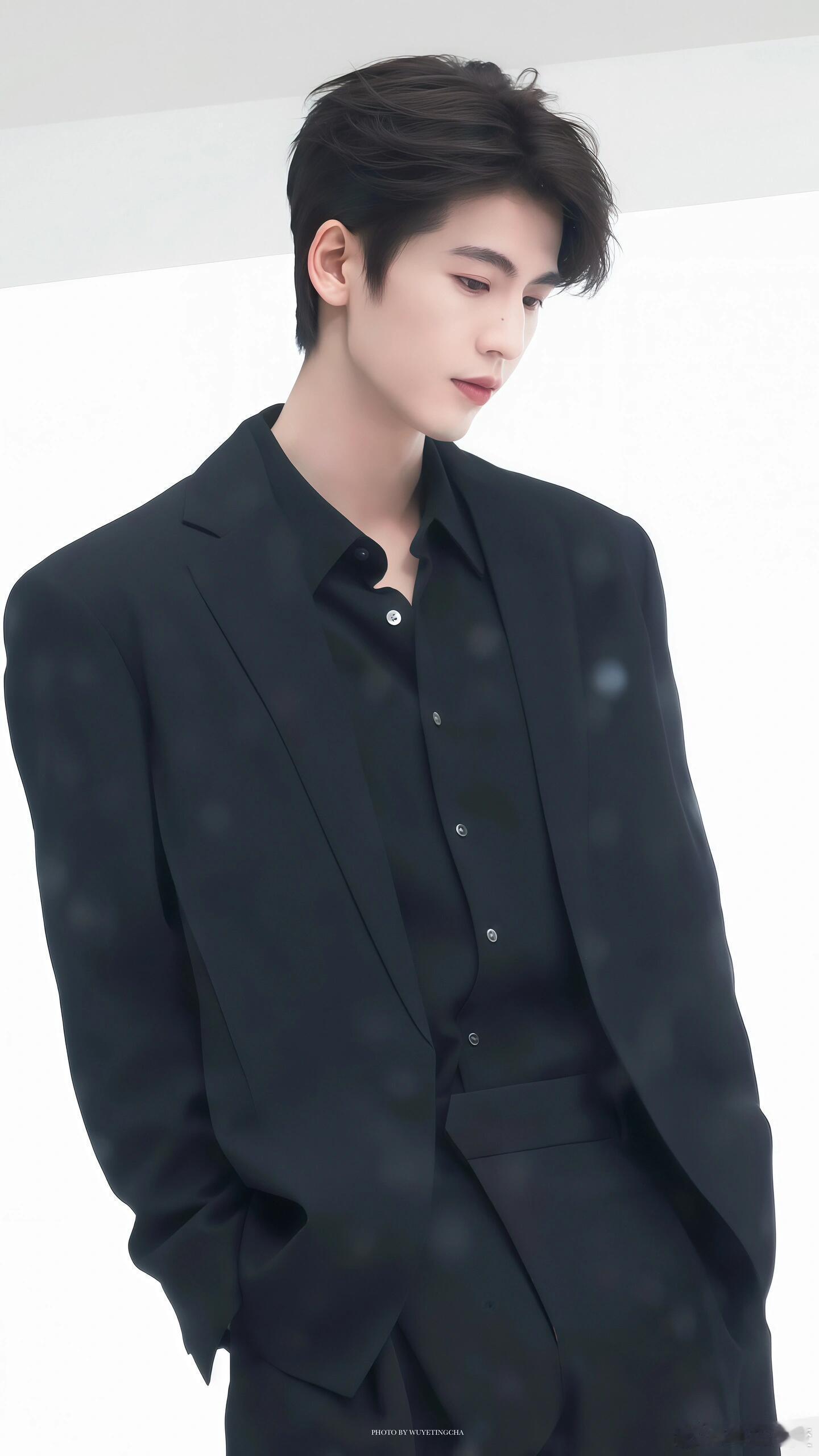 张凌赫张凌赫┊壁纸更新🪄张凌赫｜​​​
