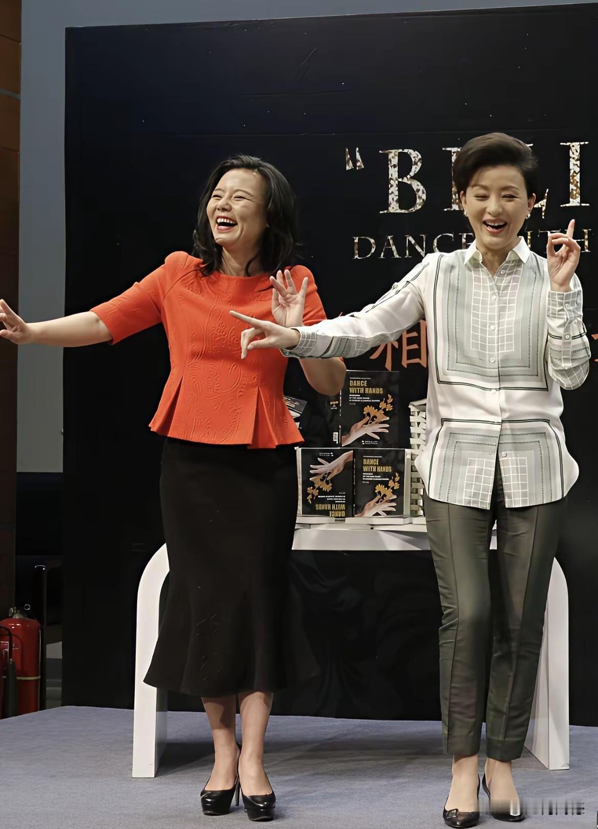 杨澜和这个女子在做什么？感觉两个人是在唱京戏，并不像是在跳舞，尤其是看杨澜的表情