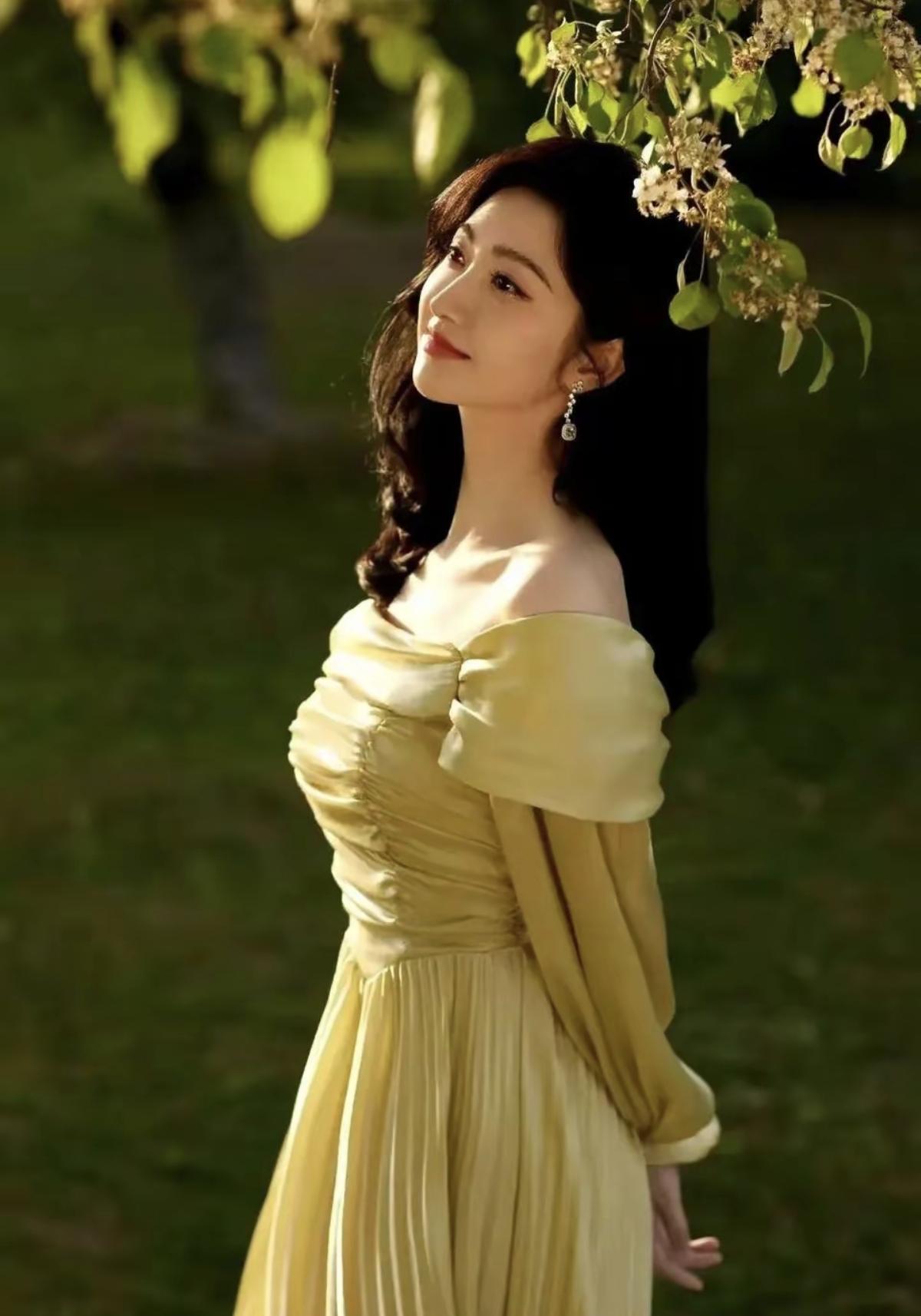 谁能拒绝景甜的春日限定美貌！黄裙也太显温柔了吧阳光漫过枝叶，吻过她的眉眼