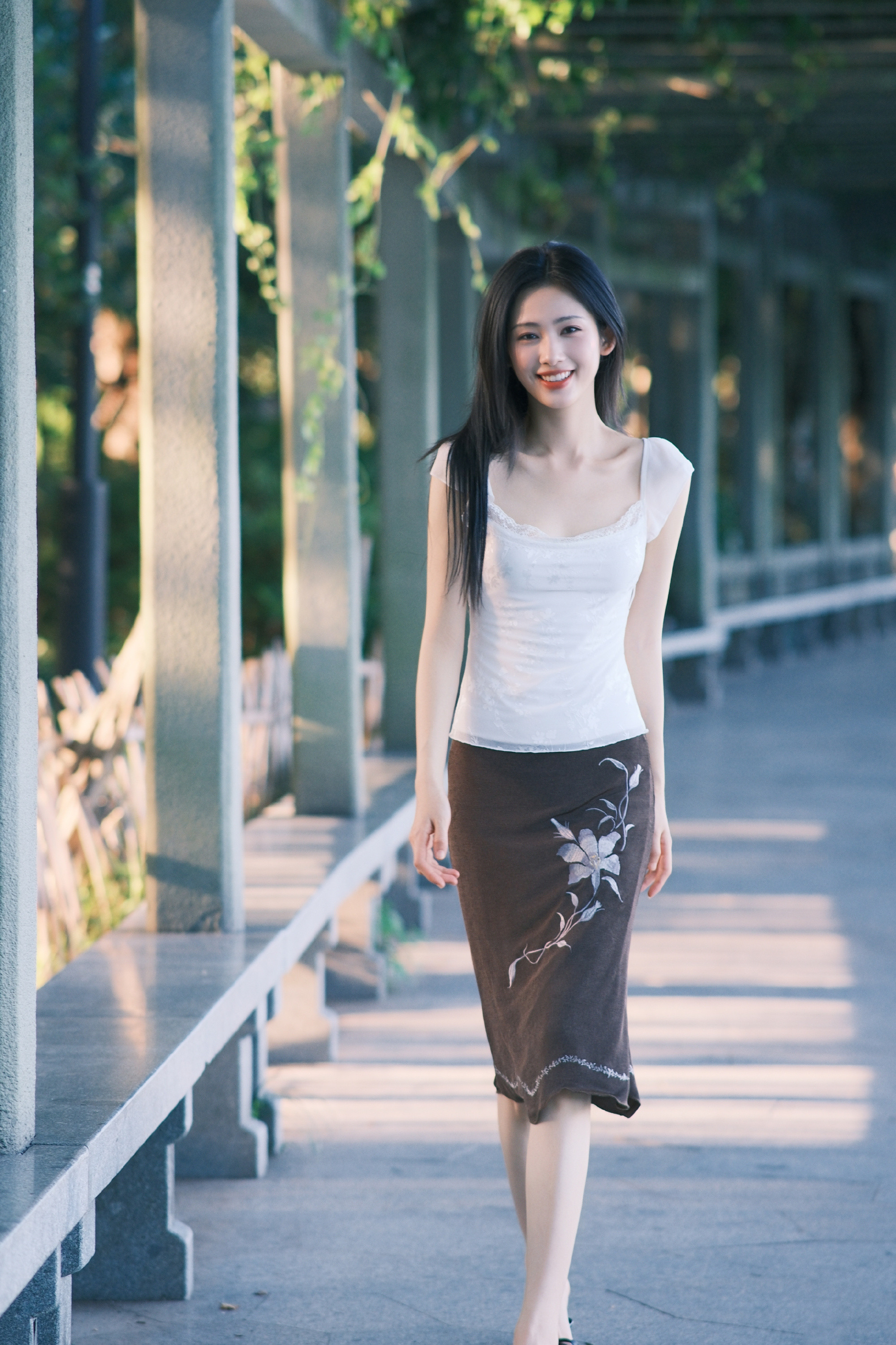 鹤秋长发妹短发姐鹤秋长发短发都精彩长发是邻家妹妹，短发是干练姐姐，鹤秋一个人把