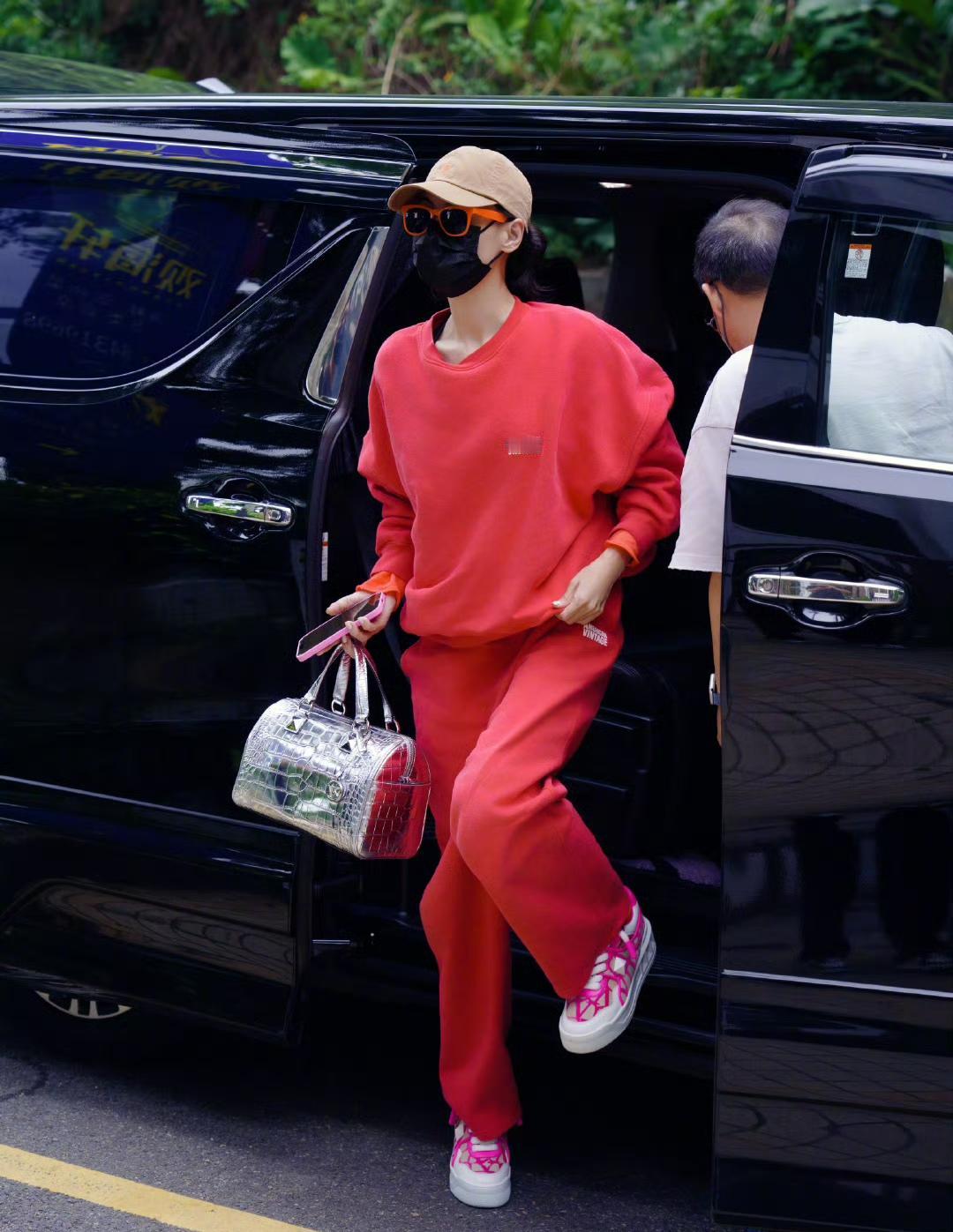 张柏芝私服look,尽管穿一身红色,照样轻松拿捏时尚感……张柏芝这次出镜穿的