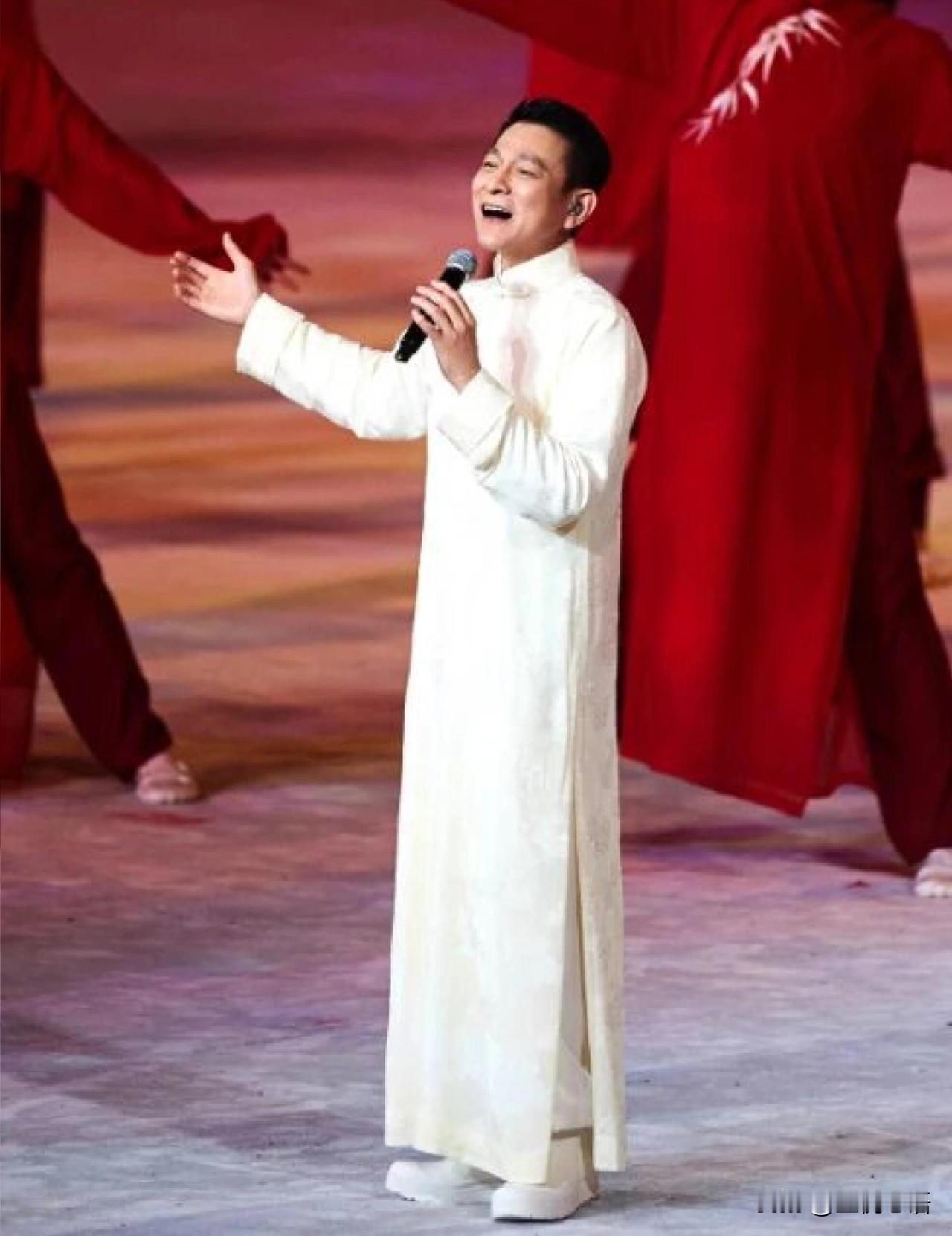 全运会开幕式上，华仔一出场直接引爆全场！一身白色唐装，全开麦演唱，大合唱声