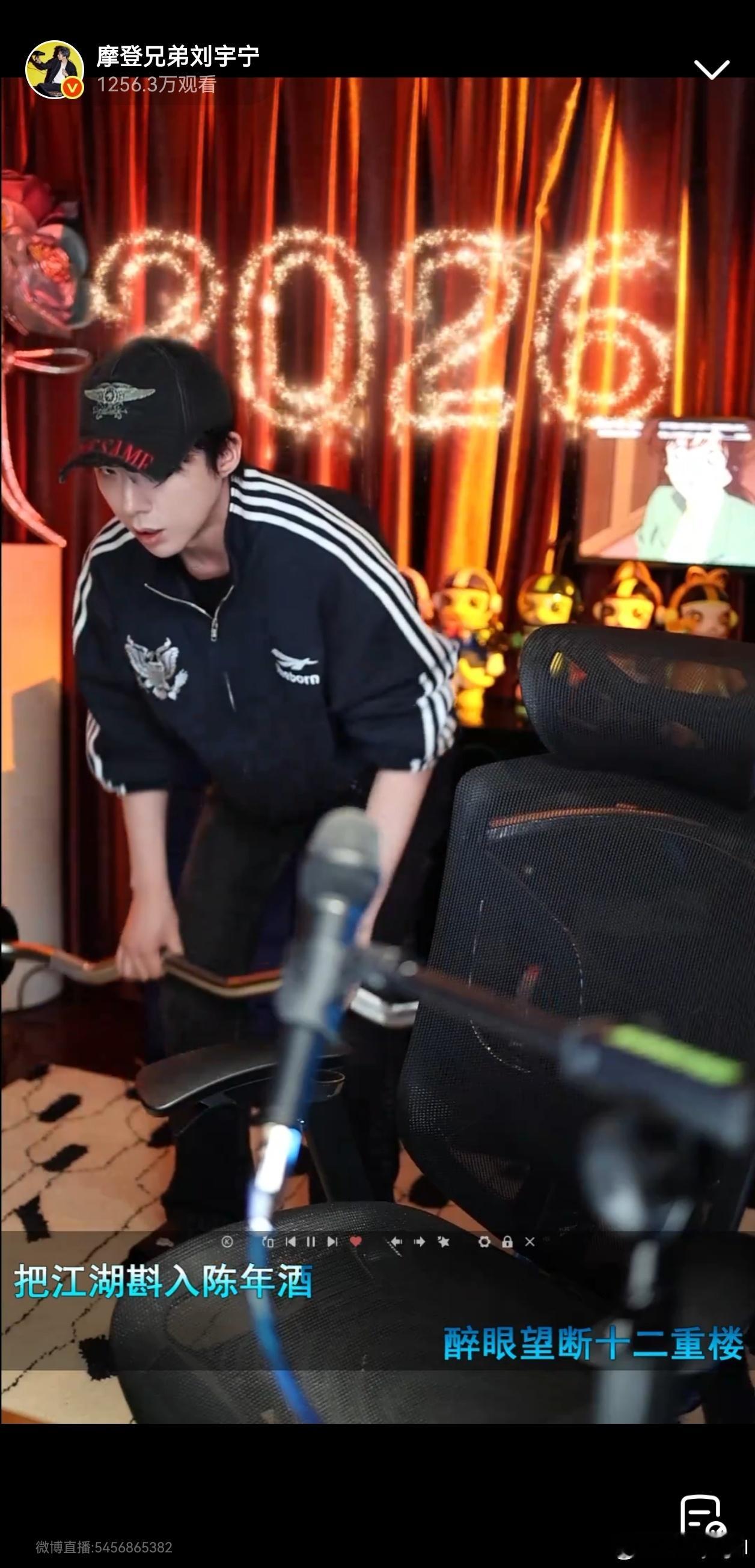 刘宇宁直播举杠铃摩登兄弟刘宇宁直播刘宇宁微博之夜刘宇宁宁哥直播健身新姿势：一边碎