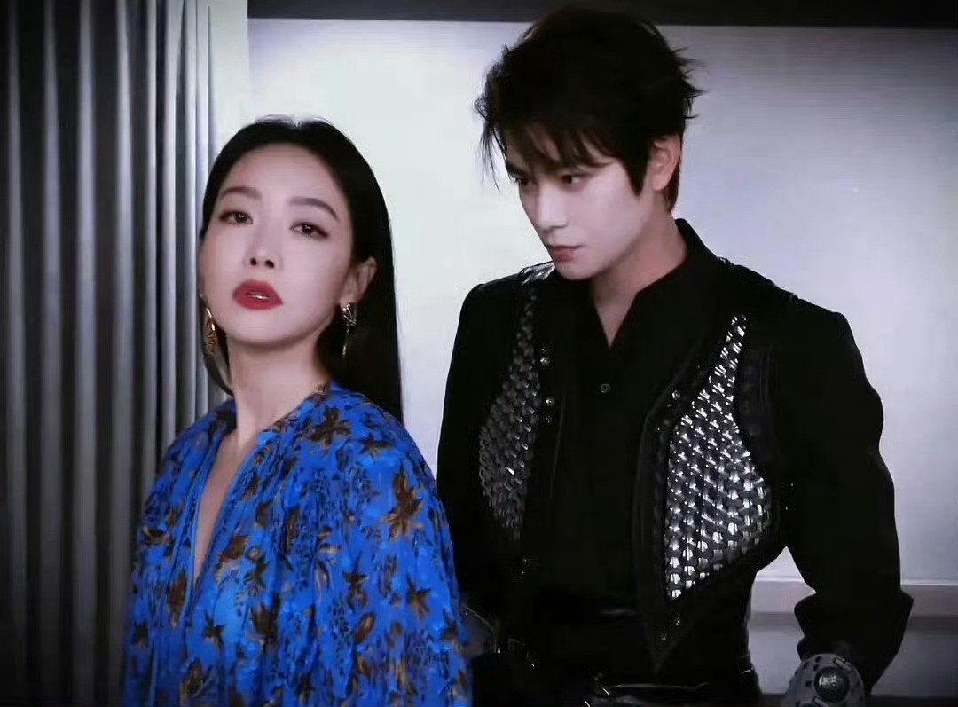 自从有人说了后，我会不由自主的留意脖子，脖子那里确实有点不自然​​​