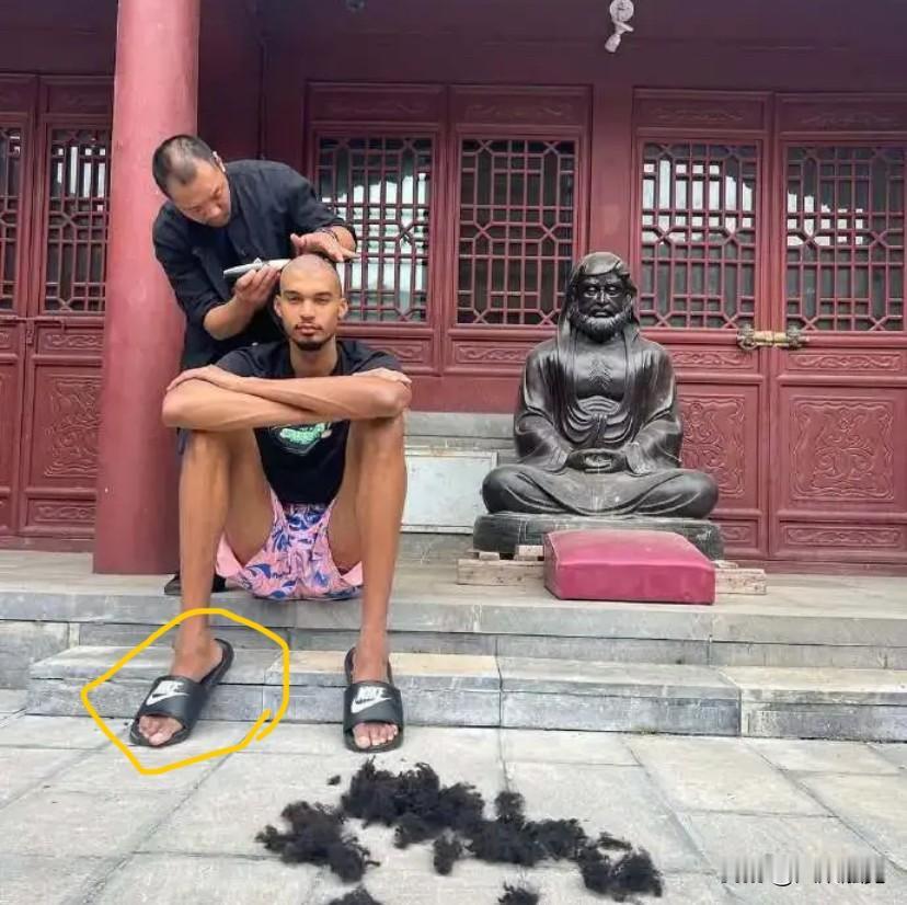 文班亚马穿着这个牌子的拖鞋在少林寺剃发时，应该没想到少林功夫的功力如此强大，让他