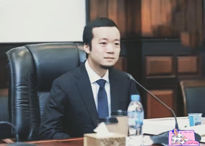 今天听了个魔幻笑话，一个福建大哥在柬埔寨建了“太子集团”，专门坑东方大国人，绑架