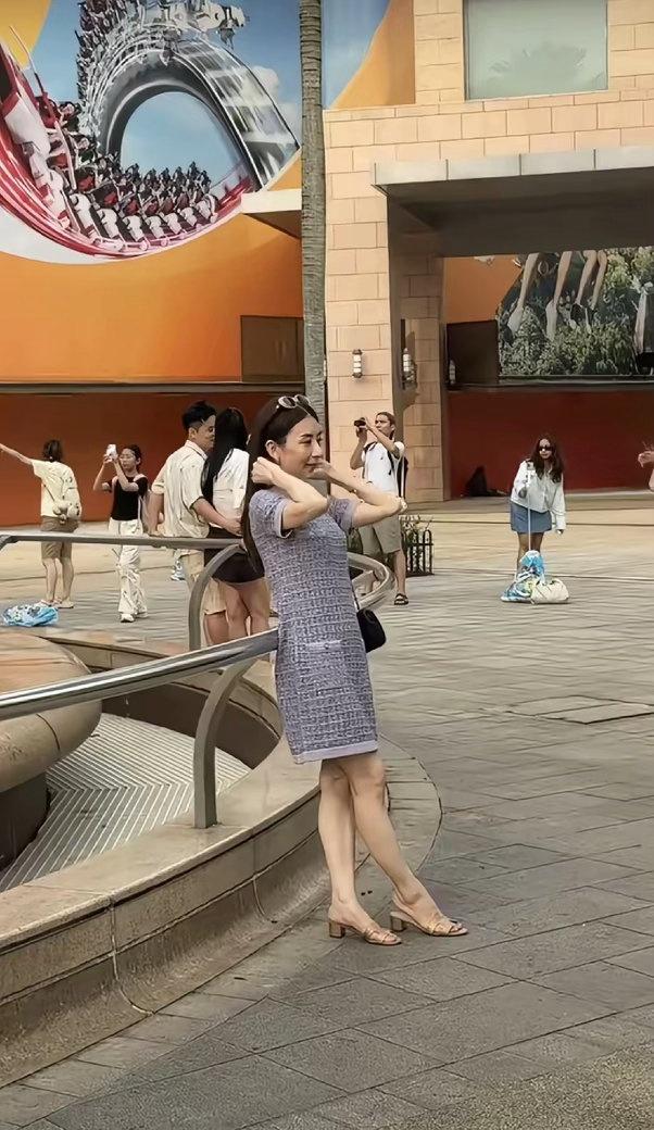 8月13日，方媛在新加坡环球影城被偶遇，老了不少，打扮挺土的，又穿凉拖，网友说她