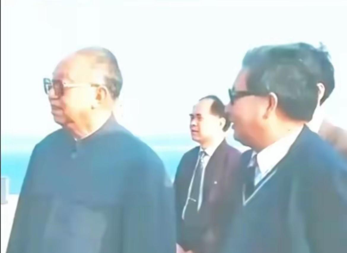 1995年，时年74岁的华国锋同志在福建厦门经济特区视察时的情景。作为中国最早设