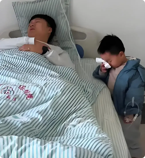 今天在医院看到令人心碎的一幕：妈妈带着5岁儿子来看病危的爸爸。孩子隔着玻璃，小手