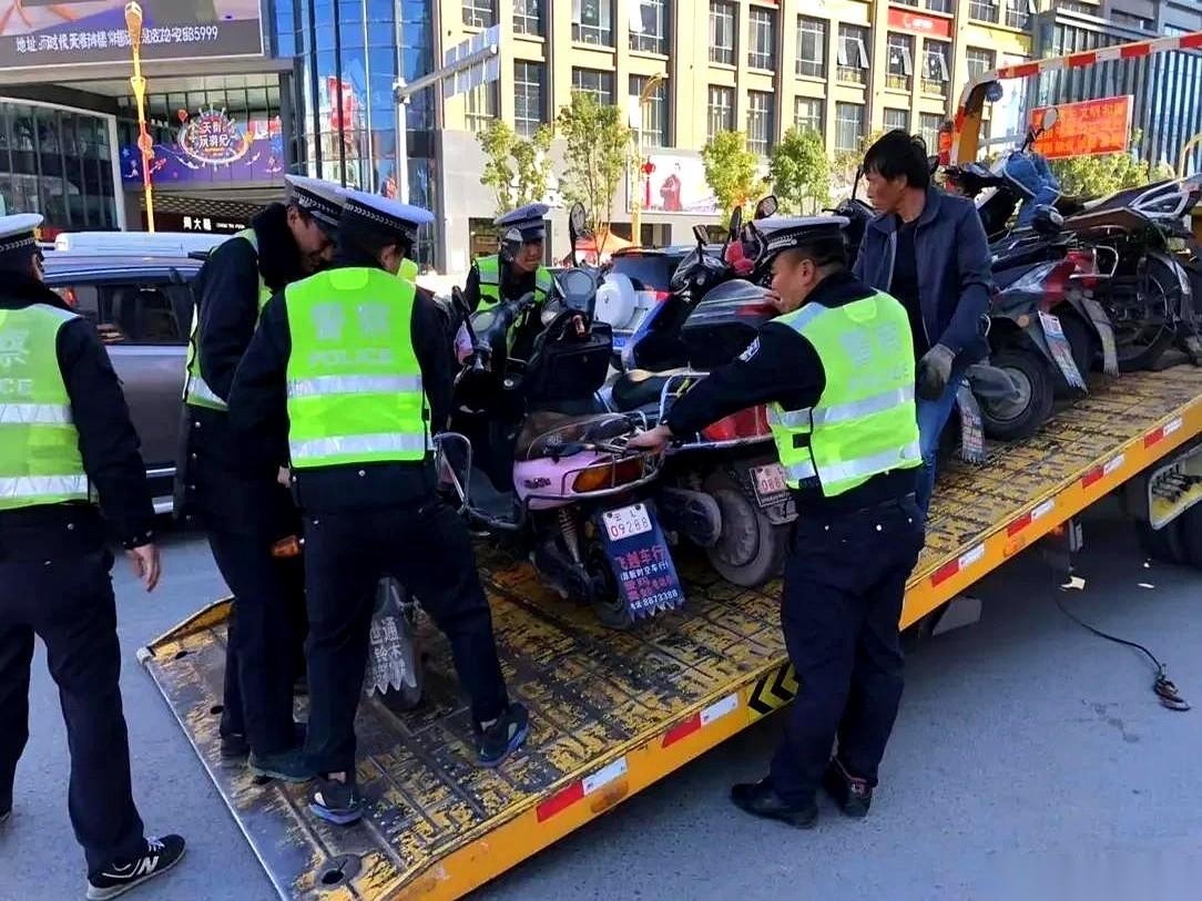深圳这次，是真急了。再不搞一刀切，楼道里那些嗡嗡作响的电动车，就不是代步工具，