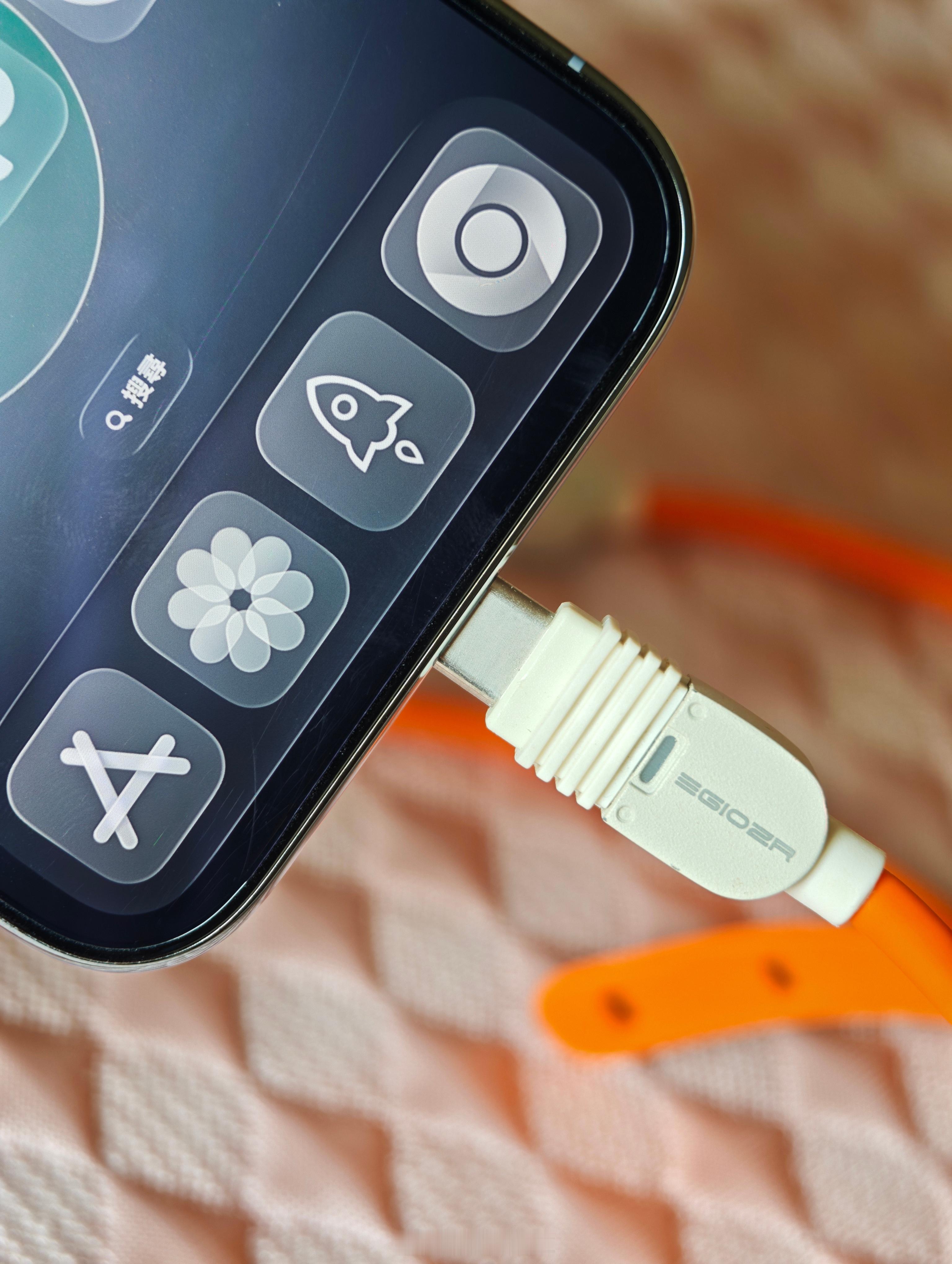 iPhoneAir的充电口没有注塑，导致特别紧，很多线插不进去，生怕太用力给