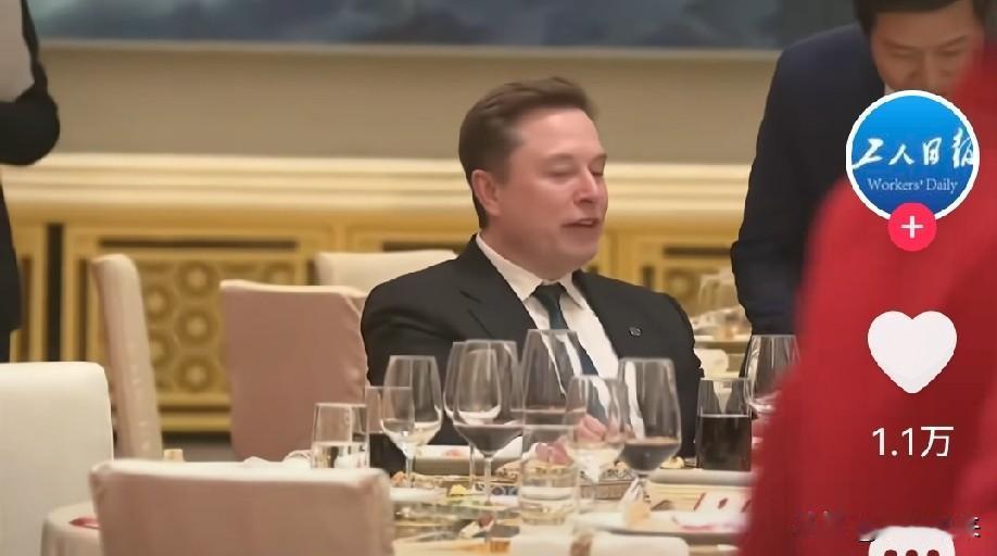 马斯克喝的有点上头了桌前的高脚杯都空空如也！马斯克也是喝的高兴吃的开心。