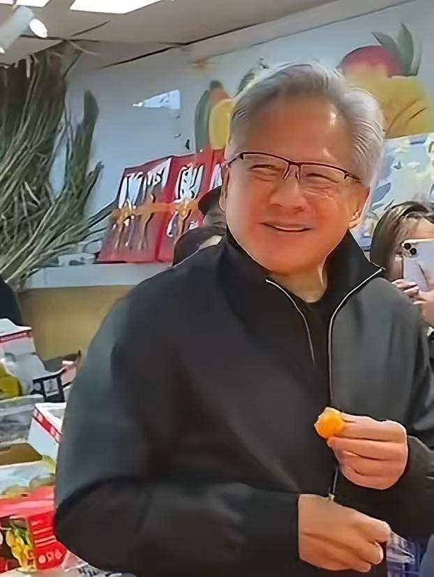 终于明白63岁的黄仁勋为啥不把满头白发染黑了，说到底就是没有健康的白发变黑发产品