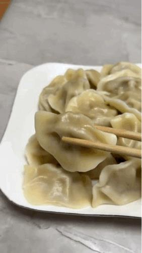都已经掉地上了，你还拿什么餐具啊[狗头]