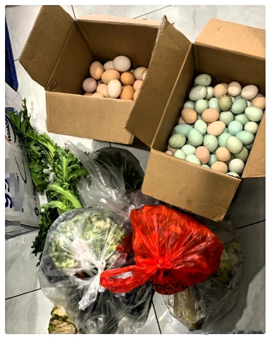 父亲节给双方父亲转钱，令我感受到爸爸和公公的区别。同样各给转了一千过节，两