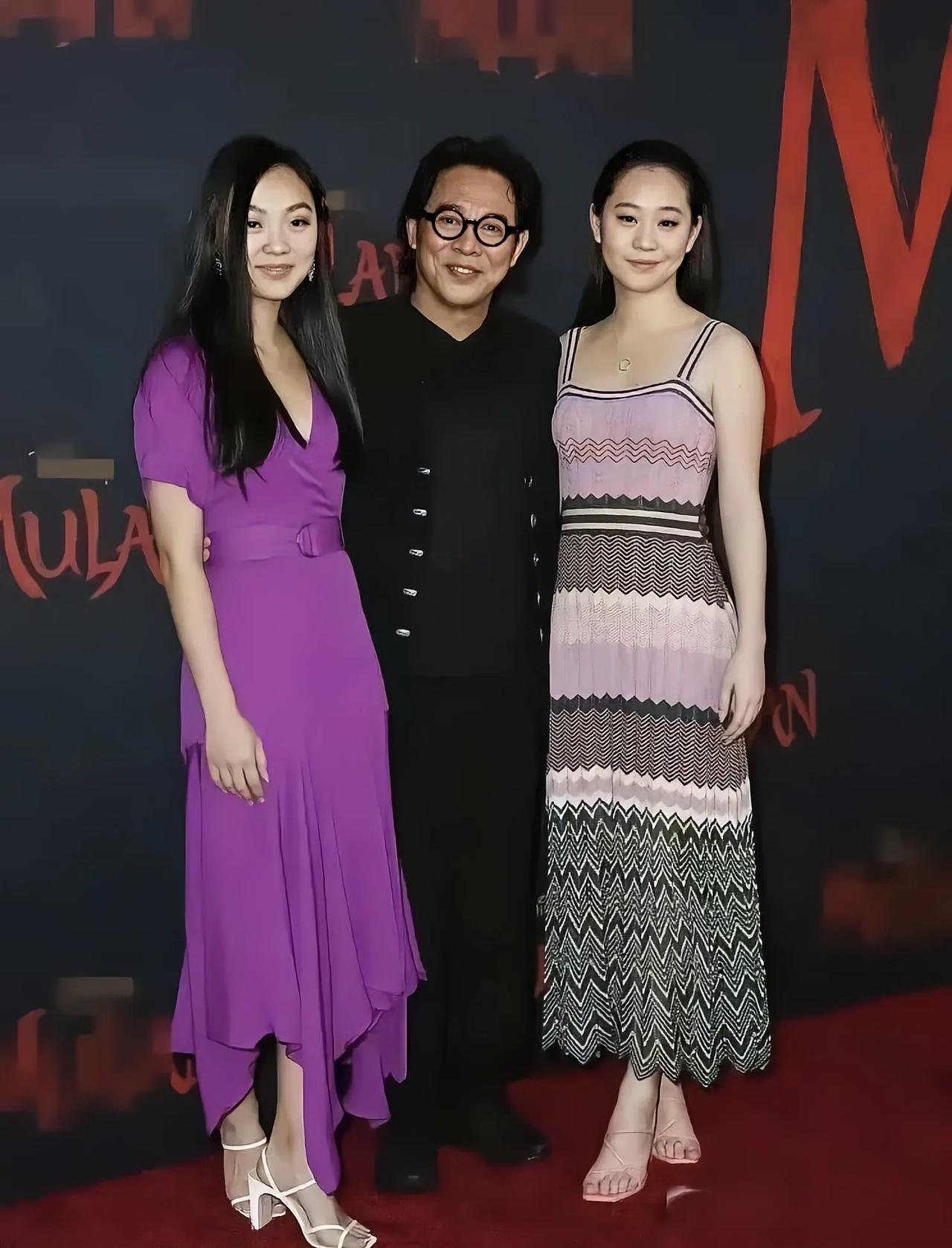 图为李连杰与二婚妻子利智所生的两个女儿同框照。实话实说，这两个女儿长相平平，没有