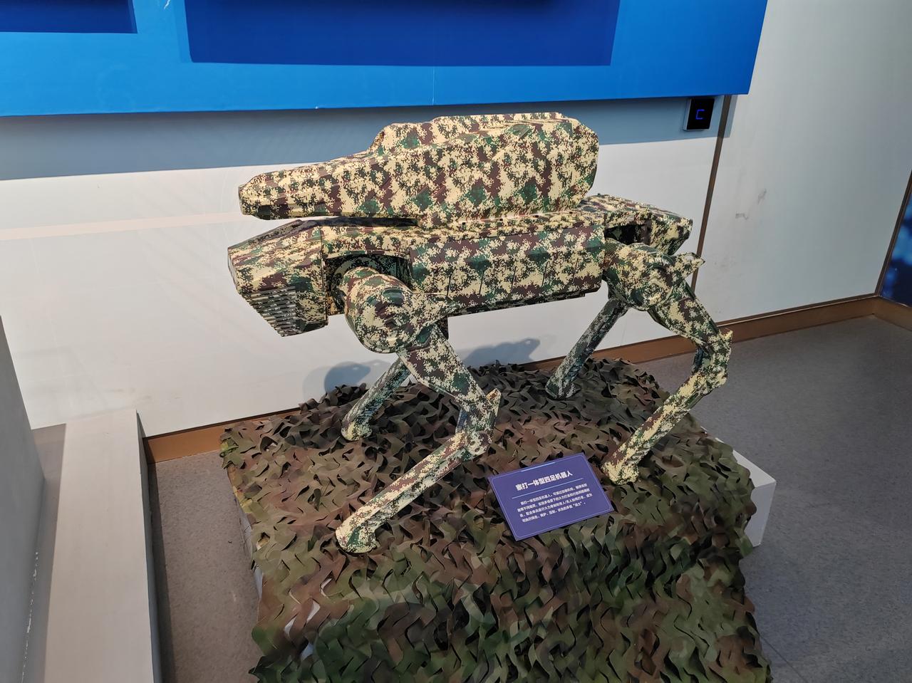 [呲牙笑]原来不叫“机器狼”或者“机器狗”啊，正式名称叫做“察打一体型四足机器人